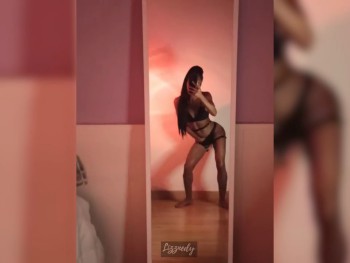 Ups! Tenía este vídeo sin subir... Me encanta bailar sexy y jugar con mi chochito. Va a venir a devorarme antes de ir a dormir